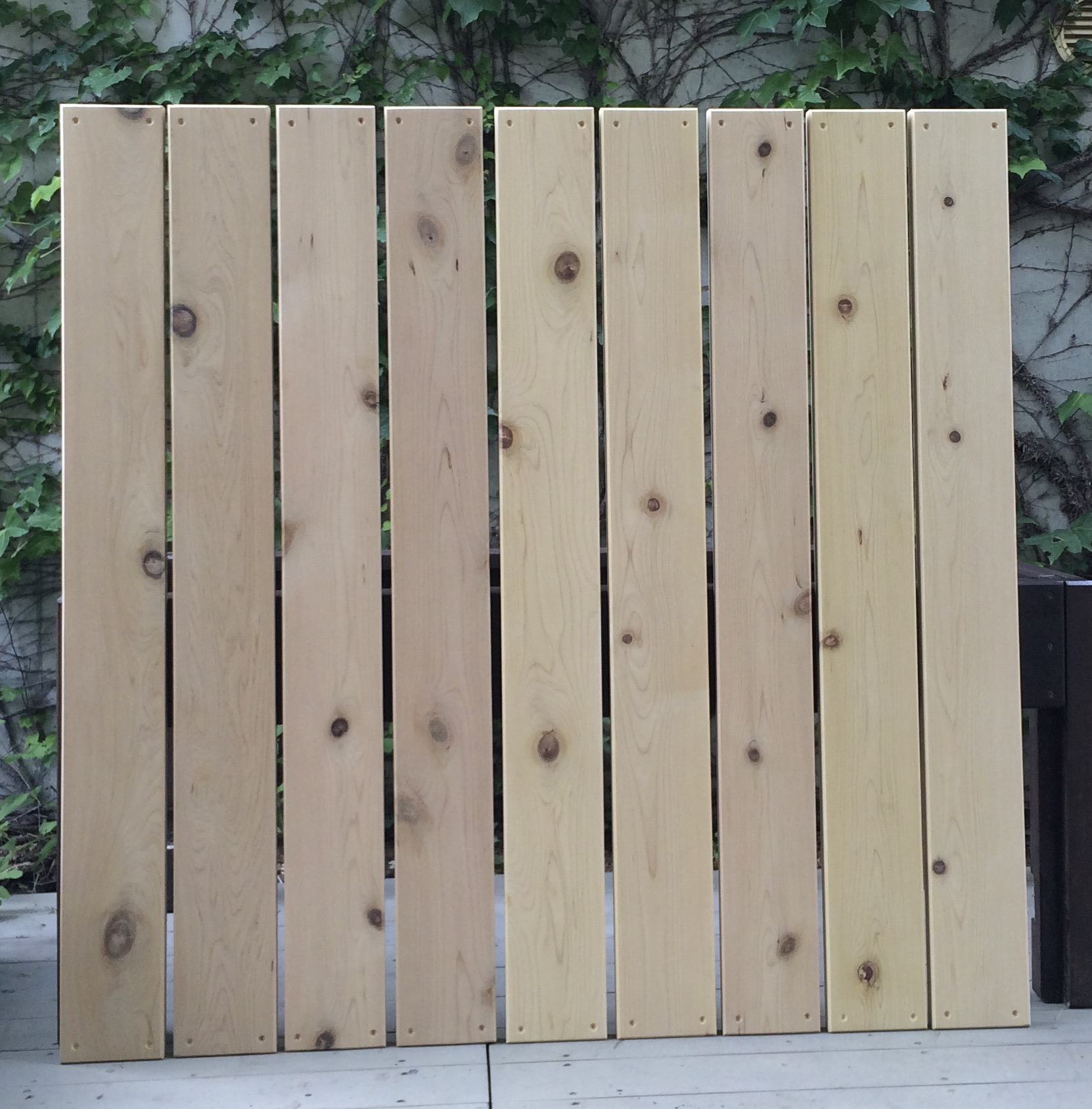 質実剛健、屋外で使う立ち姿勢で使う木製作業台。硬いカラ松の天板